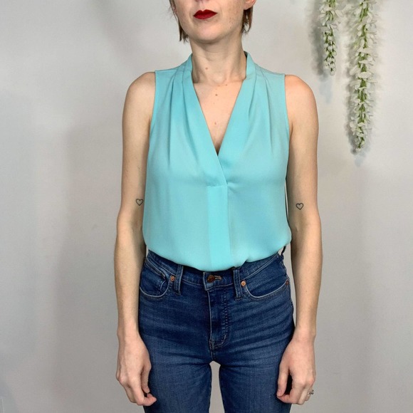 NWOT VINCE CAMUTO sleeveless v-neck blouse high low hem - Picture 10 of 11